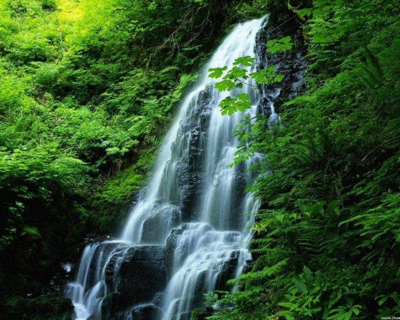 新华社快讯：伊拉克境内一驻有美军的基地20日遭到火箭弹袭击